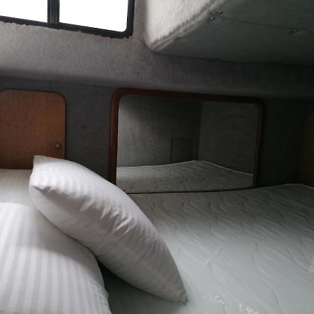 Séjour insolite sur un yacht. Bateau Hôtel à quai. La Rochelle  Esterno foto