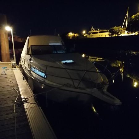 Séjour insolite sur un yacht. Bateau Hôtel à quai. La Rochelle  Esterno foto