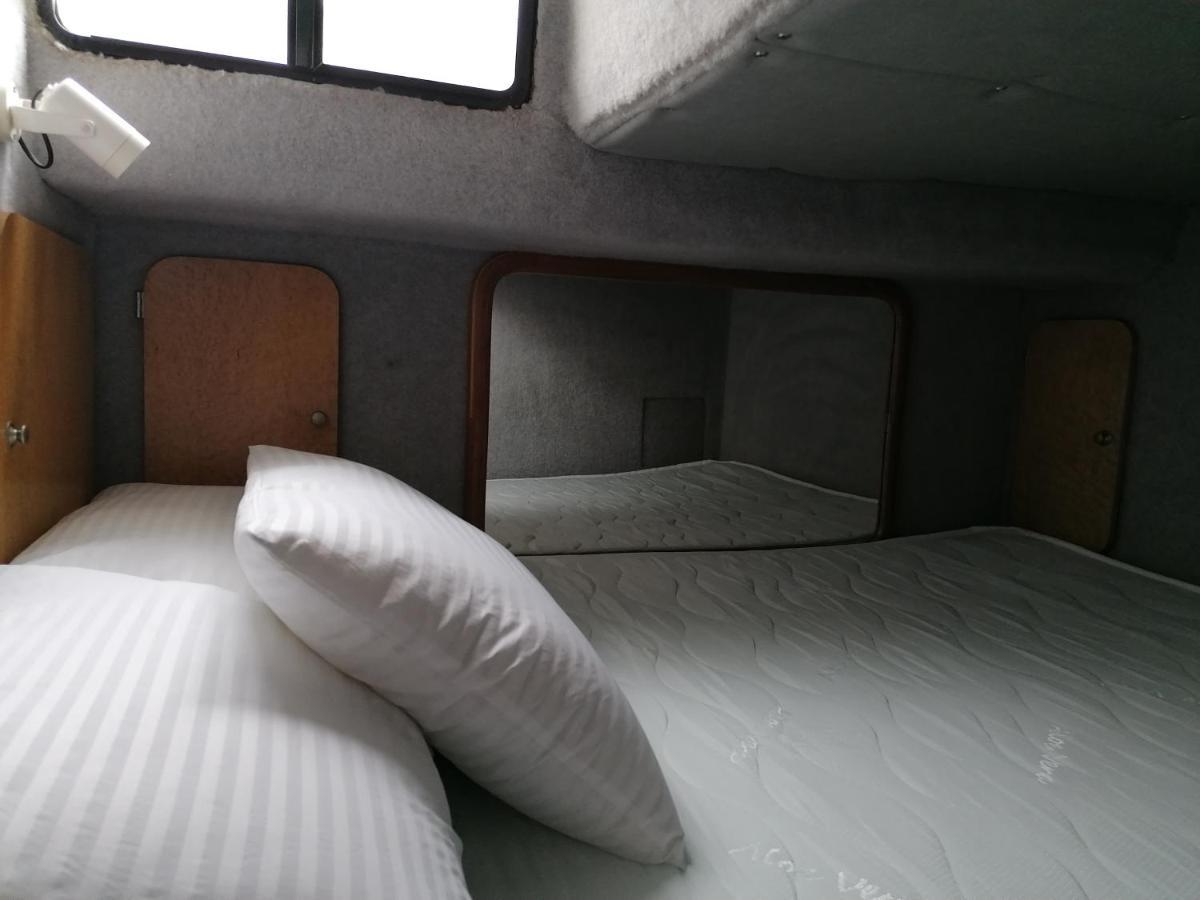 Séjour insolite sur un yacht. Bateau Hôtel à quai. La Rochelle  Esterno foto