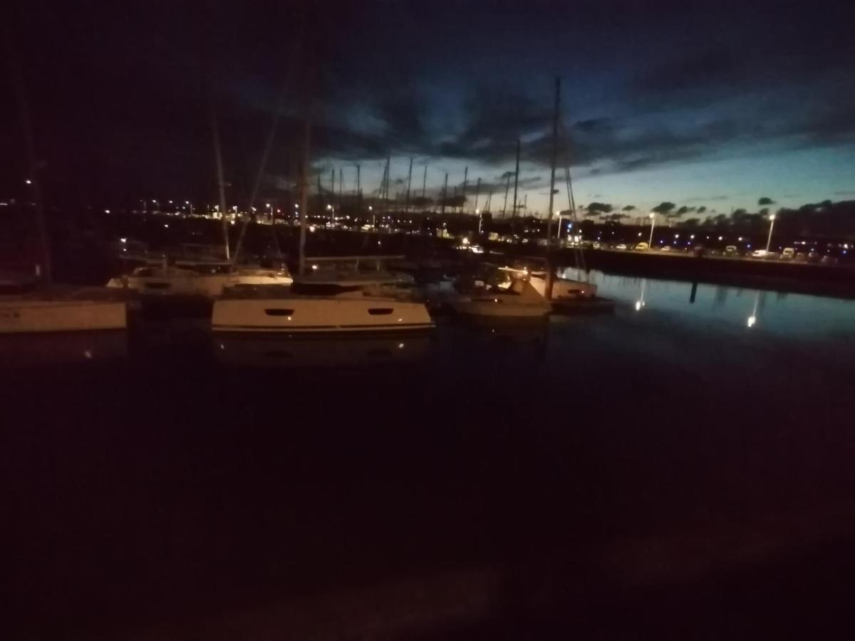 Séjour insolite sur un yacht. Bateau Hôtel à quai. La Rochelle  Esterno foto